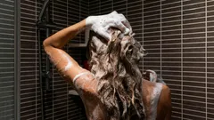 Wanneer moet je je haar wassen: ’s ochtends of ’s avonds? Dit moet je weten