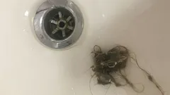 Hoe je voor altijd van haren in de afvoerbuis afkomt: de oplossing voor dit probleem is snel en heel eenvoudig