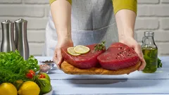 Waarom je rauw vlees absoluut niet moet wassen voor het bereiden